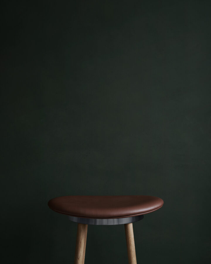 made-by-hand_sturdy-stool_cognac-leather_close-up_lifestyle-720x901 made-by-hand_sturdy-stool_cognac-leather_close-up_lifestyle-720x901
