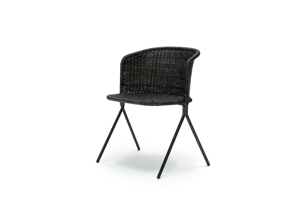 kaki-armchair_graphite_front-angle_feelgooddesign_kakiarm kaki-armchair_graphite_front-angle_feelgooddesign_kakiarm