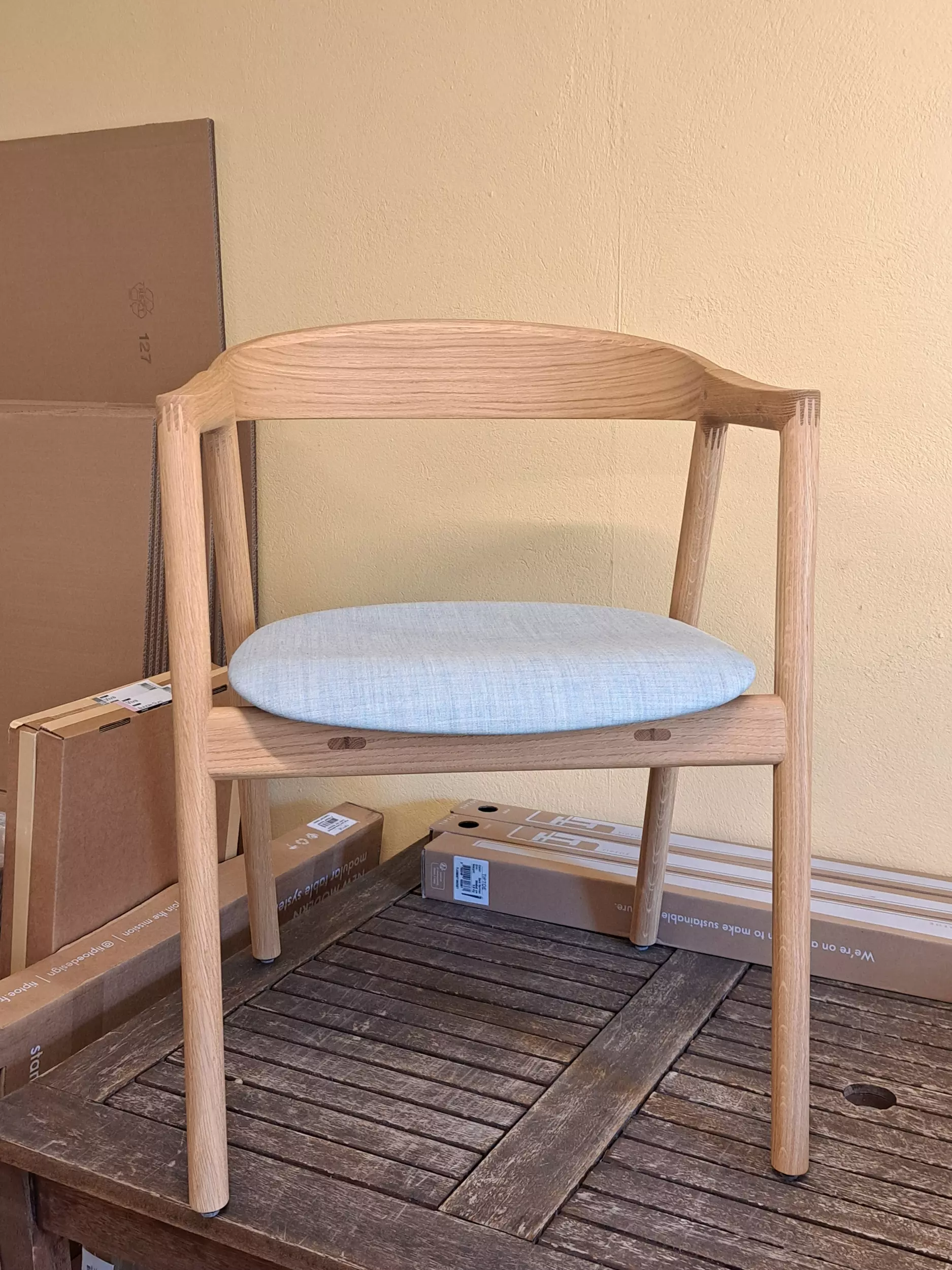 Muna Stuhl GAZZDA mit einem kleinen Fehler im Stoff Muna Stuhl GAZZDA mit einem kleinen Fehler im Stoff