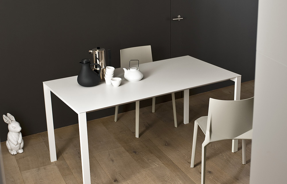 kristalia-esstisch-thin-k-aluminium-weiss-ambiente