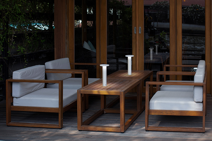 12pablodesigns-lucitable-environmentalimage-white-woodoutdoorfurniture 12pablodesigns-lucitable-environmentalimage-white-woodoutdoorfurniture