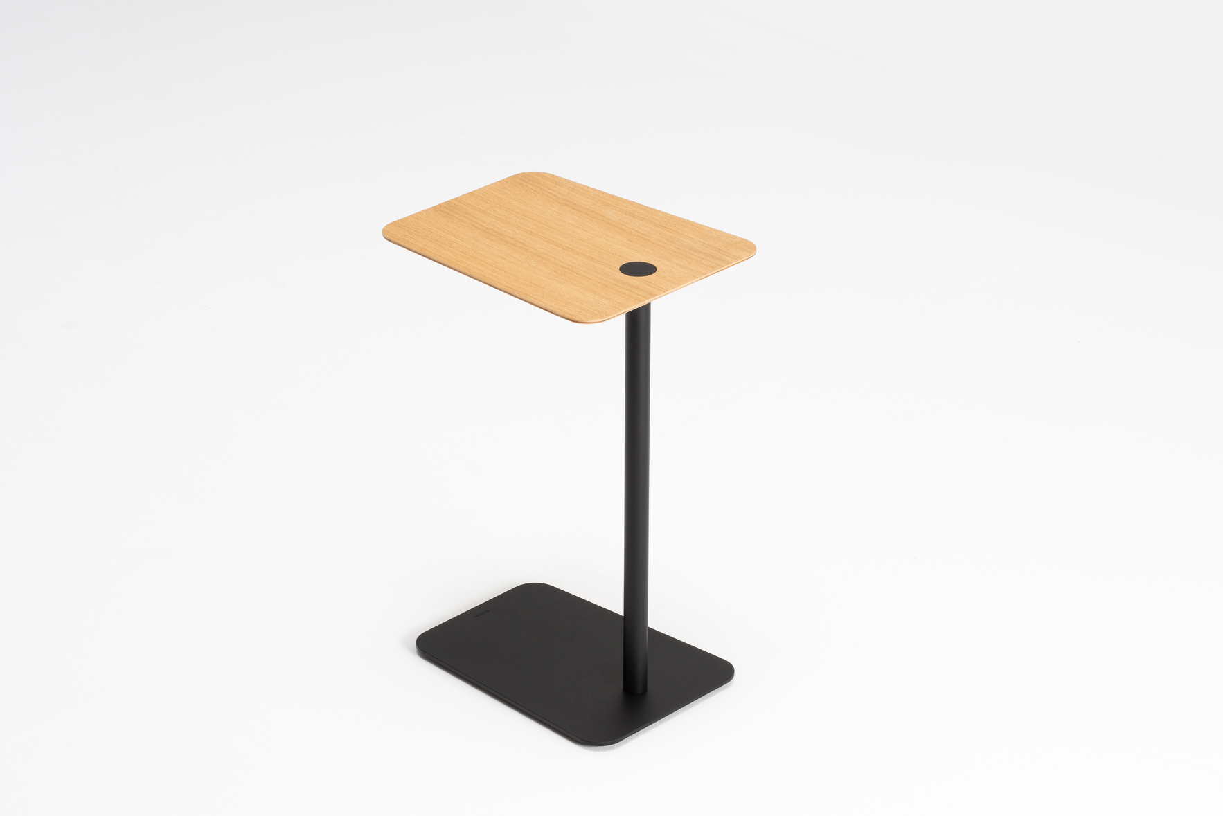 loop-side-table-veneer-oak-natural-lacquer-lua468-powder-coated-steel-black-matte-9005-1