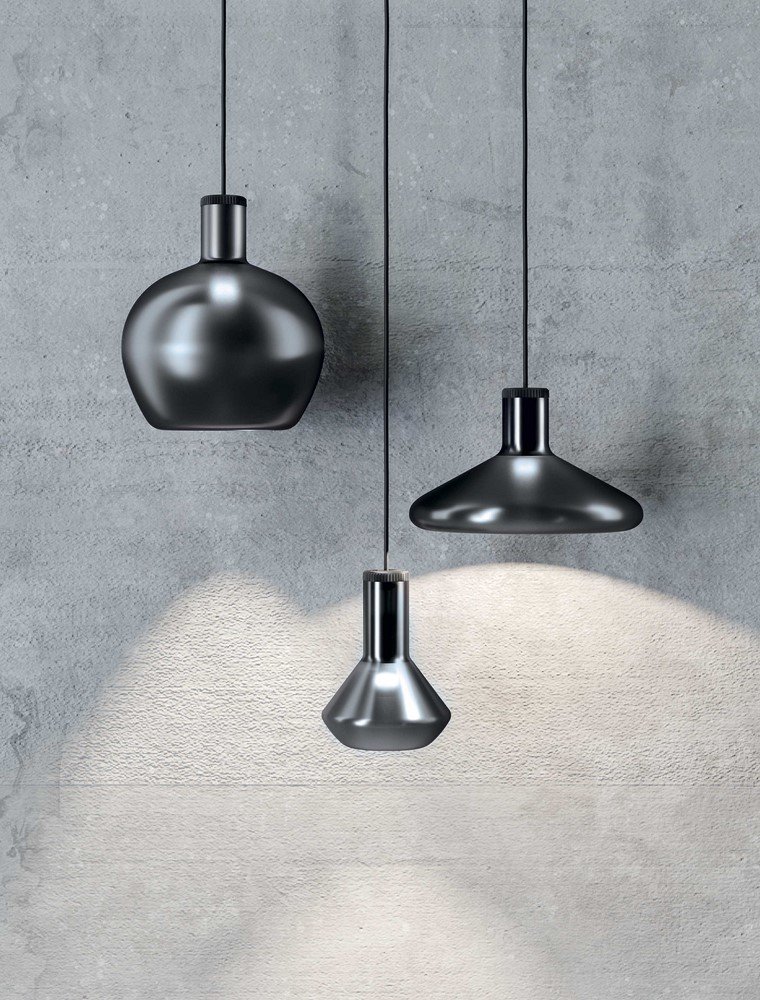 flask_metallic-black_on_diesellwl_flask flask_metallic-black_on_diesellwl_flask