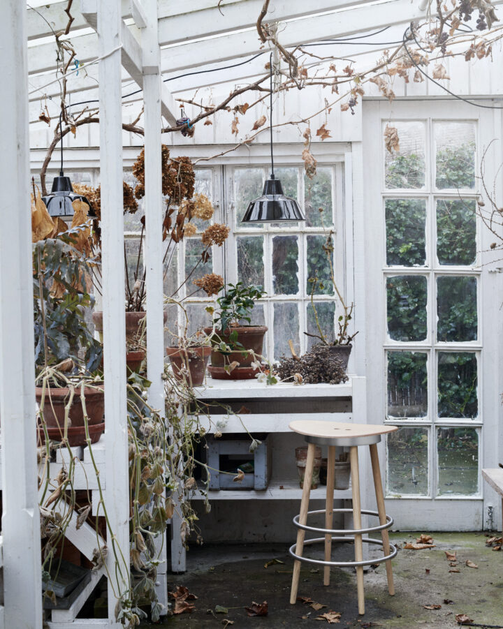 made-by-hand_workshop-lamp_w3_o35cm_shiny-black_sturdy-stool_bar-stool_lifestyle-720x901 made-by-hand_workshop-lamp_w3_o35cm_shiny-black_sturdy-stool_bar-stool_lifestyle-720x901