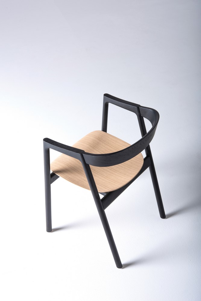 mq-st-muna-chair-special-edition-oak-lacquer-black-9005-1_gazzda_munachair