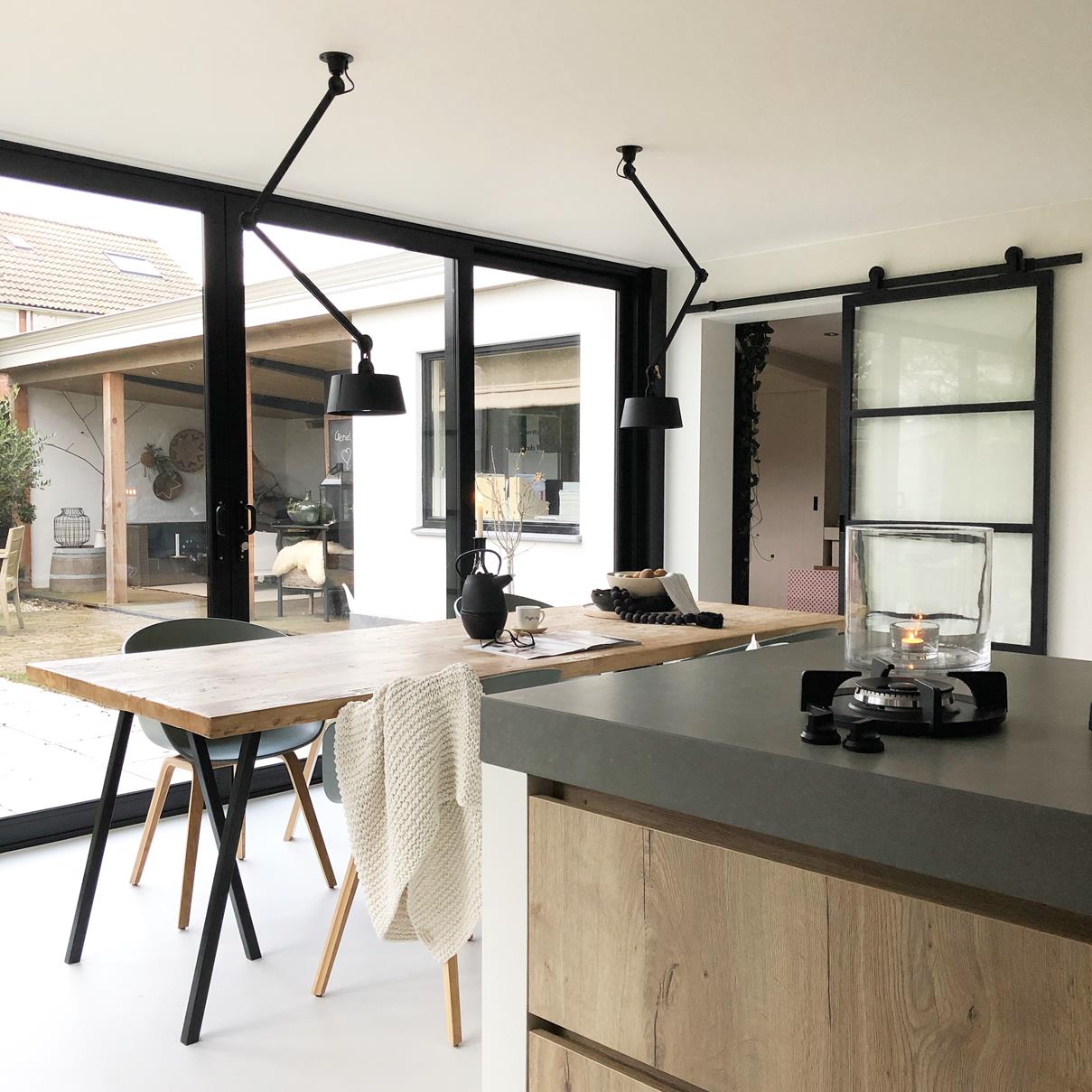 bolt-ceiling-2arm-upperfit-install-sb-2-1209x1209-small bolt-ceiling-2arm-upperfit-install-sb-2-1209x1209-small