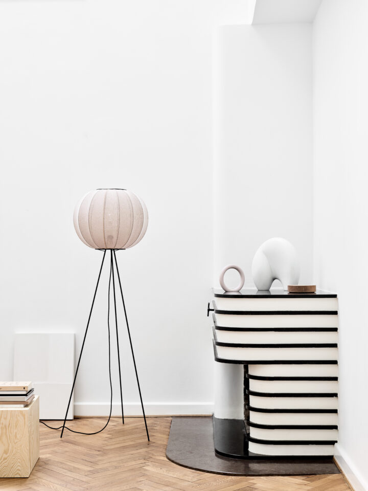 made-by-hand_knit-wit_floor-lamp-high_o45cm_light-pink_lifestyle-720x960