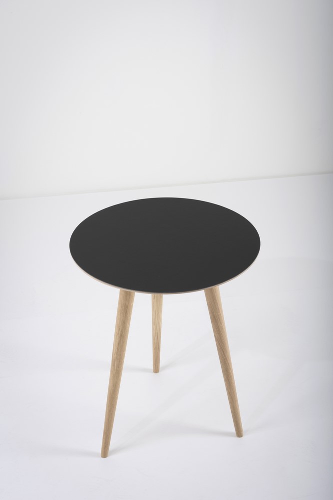 mq-st-arp-round-table-45x55-oak-white-1015-desktop-linoleum-nero-4023-3_gazzda_arp