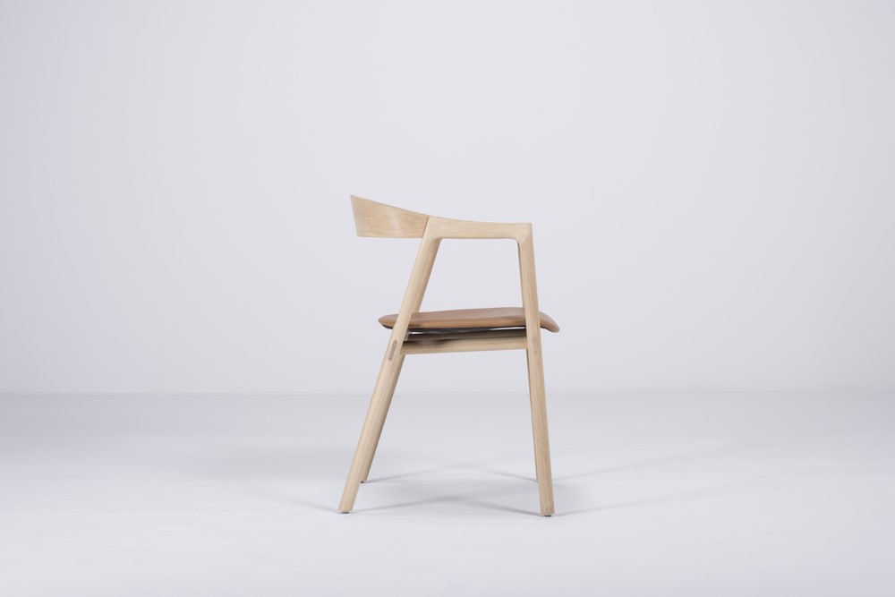 mq-st-muna-chair-54x53x75-oak-white-1015-dakar-leather-nature-4311-3_gazzda_munachair