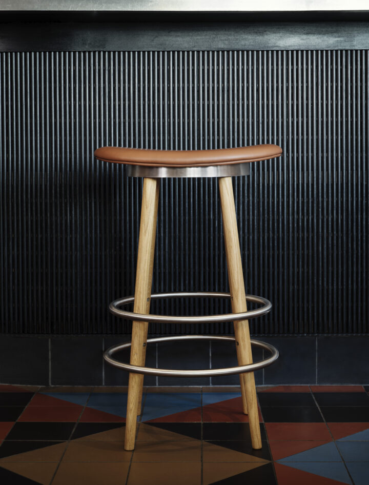 made-by-hand_sturdy-stool_bar-stool_cognac-leather_lifestyle-720x946 made-by-hand_sturdy-stool_bar-stool_cognac-leather_lifestyle-720x946