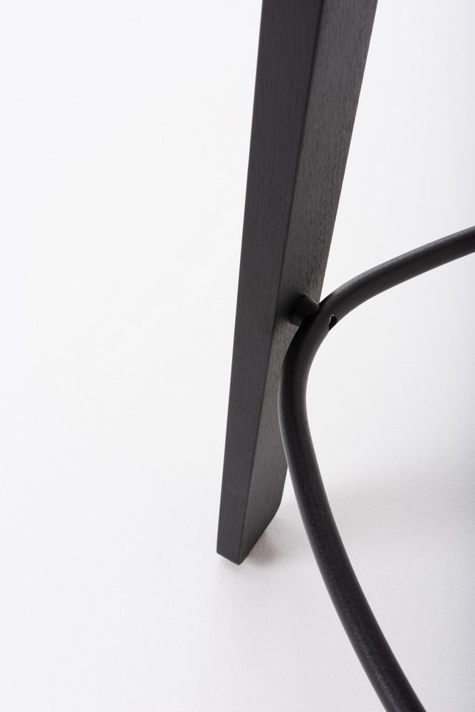 mq-hq-st-nora-bar-chair-with-backrest-low-49x80x44_5-oak-lacquer-black-9005-dakar-leather-grey-11_gazzda_norabarstool