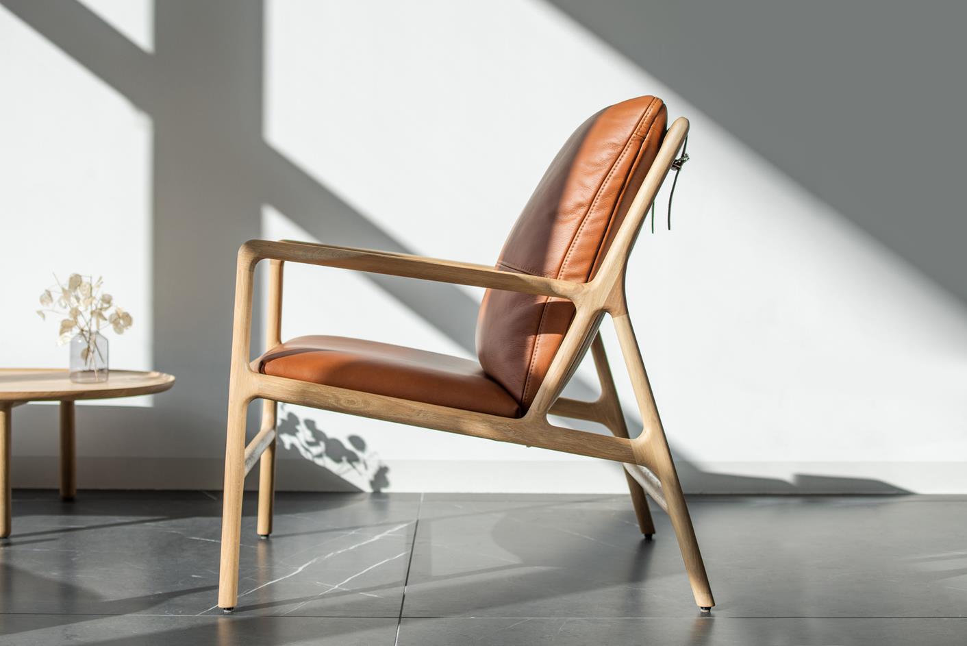 am-dedo-easy-chair-oak-white-1015-dakar-leather-whisky-2732-1-gazzda-1412x943-small am-dedo-easy-chair-oak-white-1015-dakar-leather-whisky-2732-1-gazzda-1412x943-small