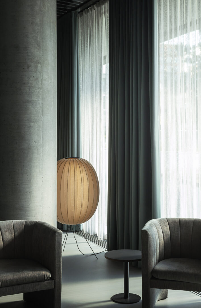 made-by-hand_knit-wit_floor-lamp_o65cm_sunrise_royal-arena_copenhagen-707x1080