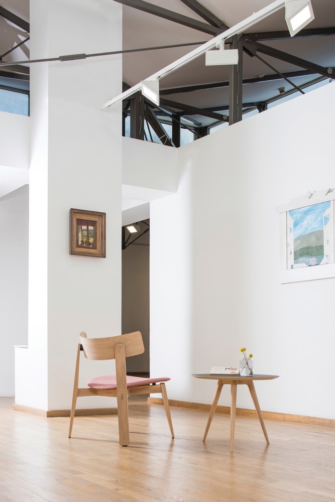 mq-am-nora-lounge-chair-oak-white-1015-mlf-barbican-mlf-03-arp-side-table-linoleum-nero-4023-01_gazzda_noralounge mq-am-nora-lounge-chair-oak-white-1015-mlf-barbican-mlf-03-arp-side-table-linoleum-nero-4023-01_gazzda_noralounge