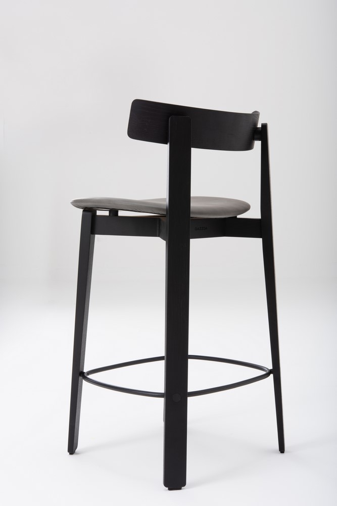 mq-hq-st-nora-bar-chair-with-backrest-low-49x80x44_5-oak-lacquer-black-9005-dakar-leather-grey-14_gazzda_norabarstool