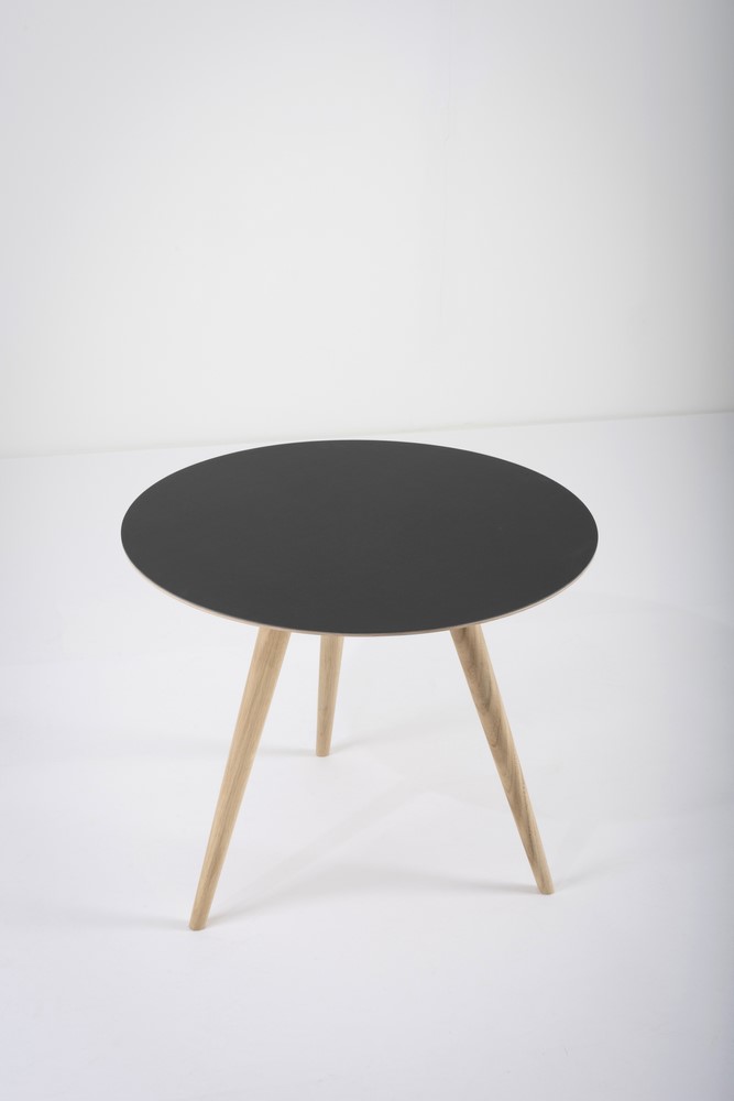 mq-st-arp-round-table-55x45-oak-white-1015-desktop-linoleum-nero-4023-3_gazzda_arp