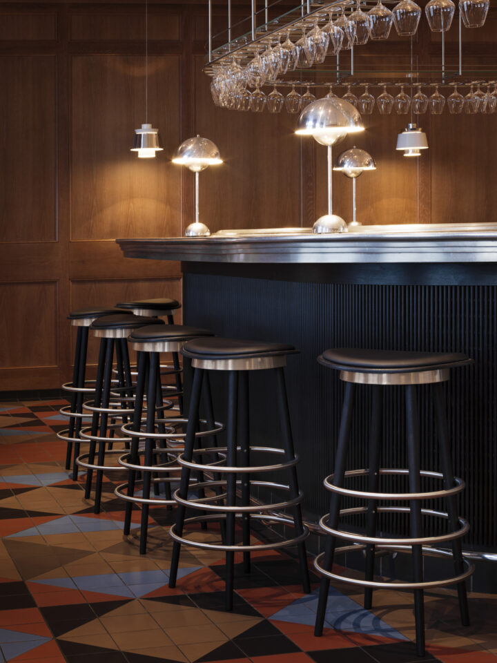 made-by-hand_sturdy-stool_high-stool_black-leather_lifestyle-720x960 made-by-hand_sturdy-stool_high-stool_black-leather_lifestyle-720x960