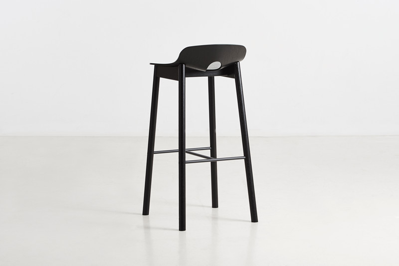 woud_mono_barhocker_75_eiche_schwarz_4 woud_mono_barhocker_75_eiche_schwarz_4
