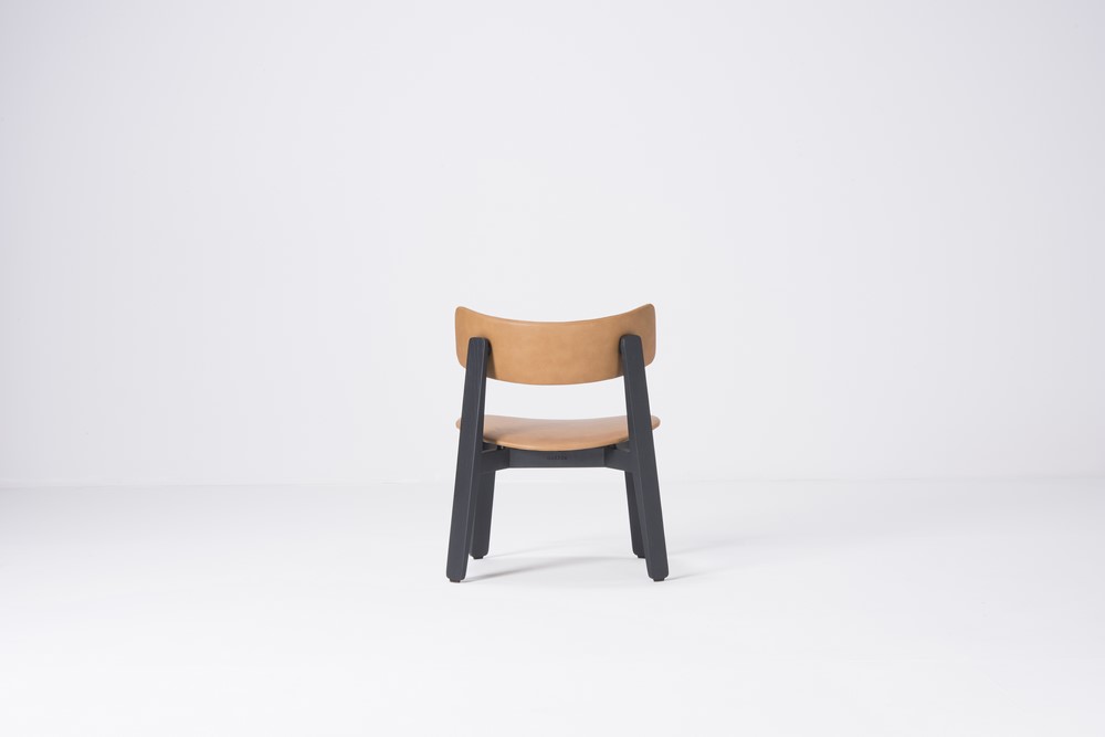mq-st-nora-lounge-chair-60x73-56-oak-lacquer-black-grey-7021-dakar-leather-nature-4311-2_gazzda_noralounge
