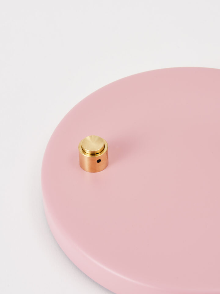 made-by-hand_petite-machine_floor-lamp_light-pink_switch-detail-720x960 made-by-hand_petite-machine_floor-lamp_light-pink_switch-detail-720x960