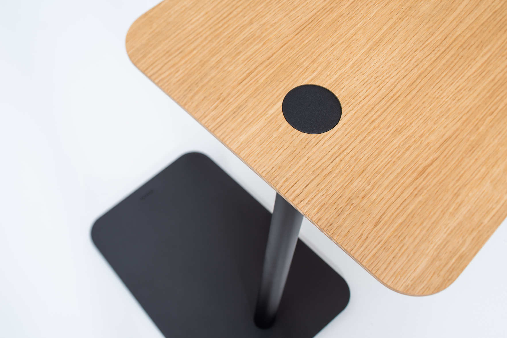 loop-side-table-veneer-oak-natural-lacquer-lua468-powder-coated-steel-black-matte-9005-d-1