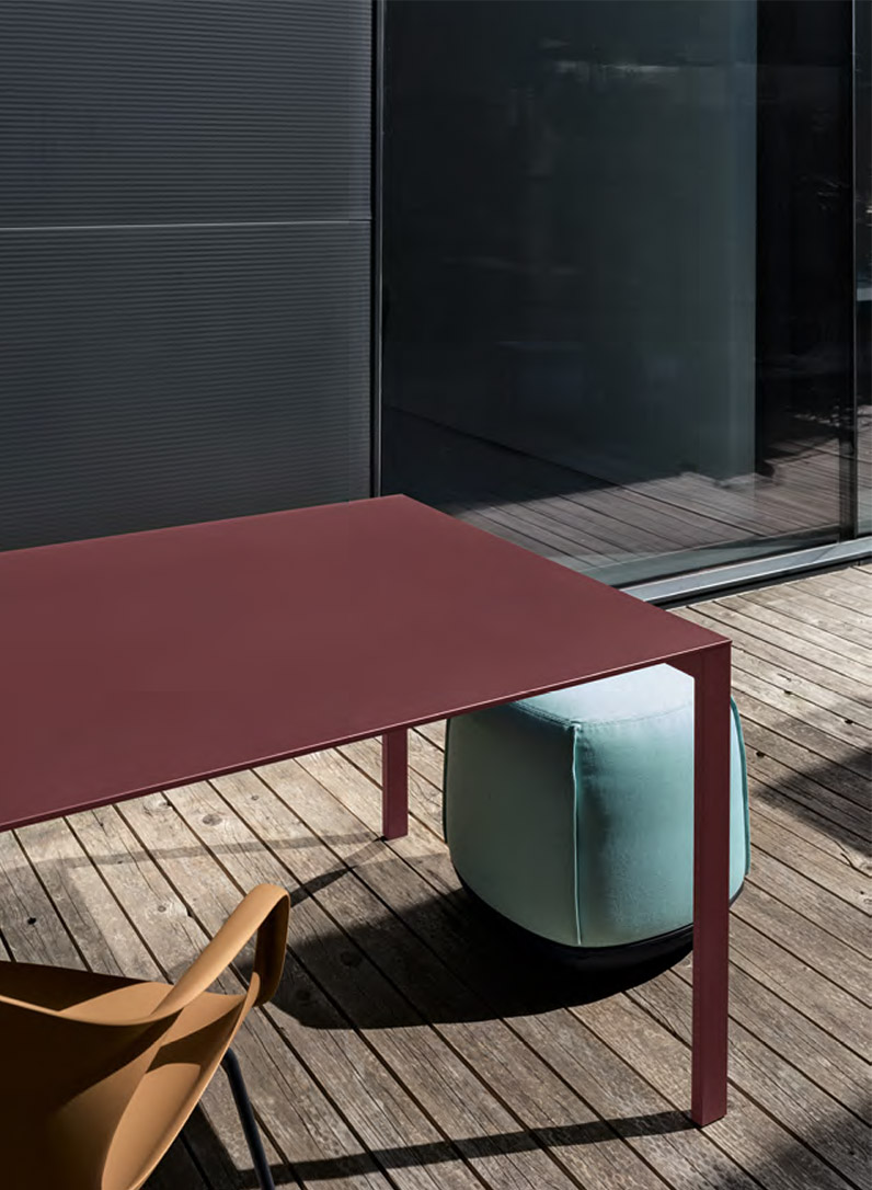 Kristalia Tisch Thin-K in Jaipur-Rot Kristalia Tisch Thin-K in Jaipur-Rot auf Holz Terrasse