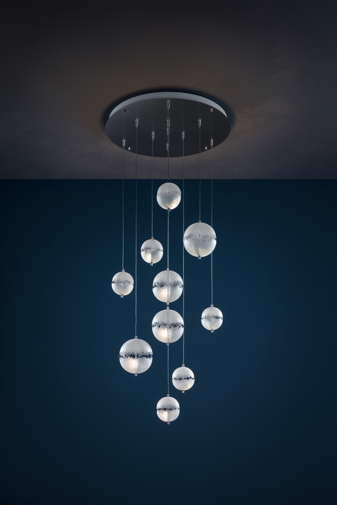 postkrisi-chandelier-on